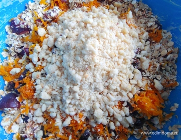 Теперь всыпать молотый арахис.