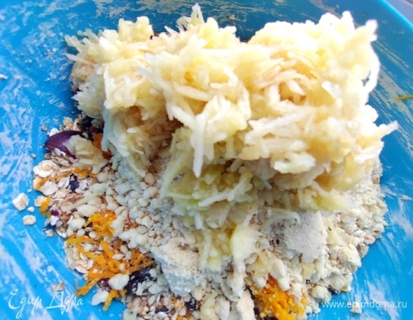 Натереть яблоко без кожицы, сбрызнуть лимонным соком.