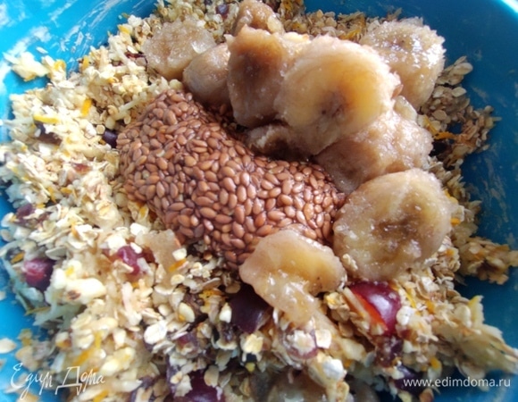 Добавить размятые бананы, 220 г (переспелые бананы я нарезаю и замораживаю, потом использую в смузи, прямо не размораживая), вместо яйца и запаренный лен (заливаю горячей водой, настаиваю и добавляю в кефир, йогурт или в выпечку, держу накрытым в холодильнике).