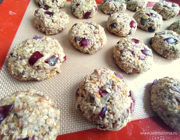 Мокрой рукой скатать шарики и слегка расплющить на противне.