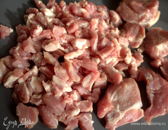 Взять фарш или нарезать мясо помельче. 