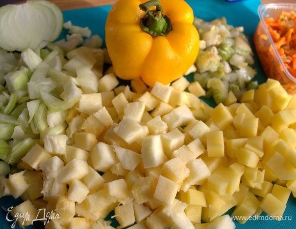 Нарезать овощи кубиком.