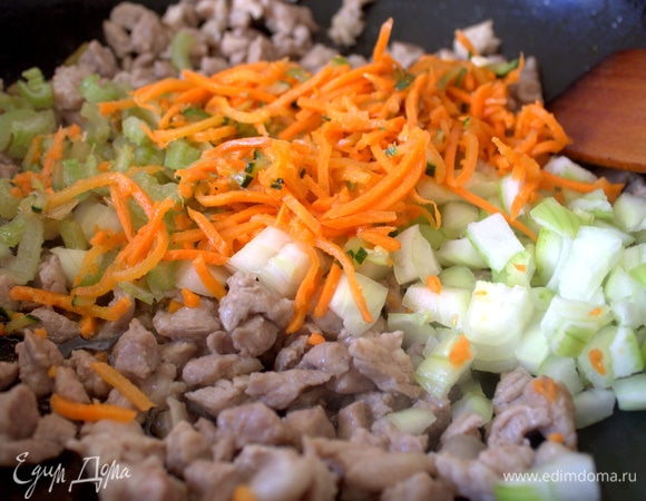 Перенести к мясу морковь и сельдерей.