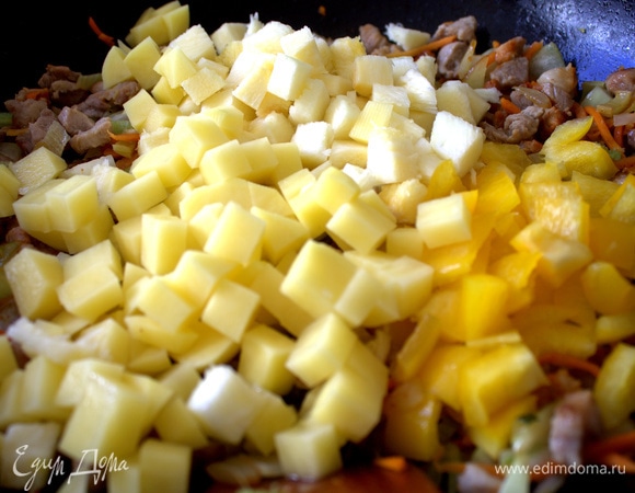 После — картофель, кабачок и паприку.