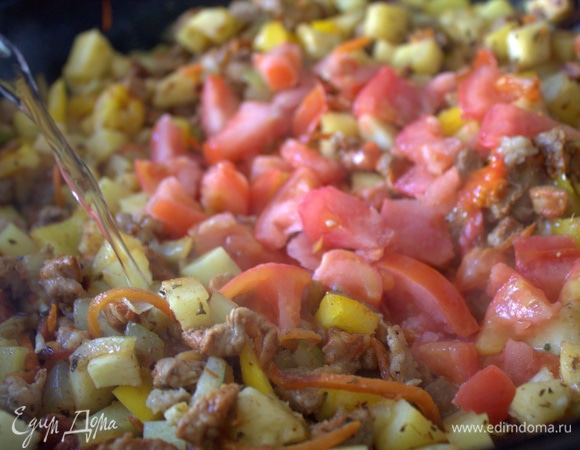 Влить воду и нарезать помидор.