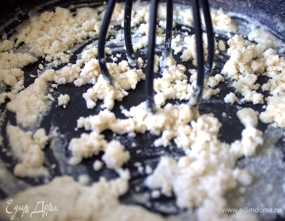 На отдельной сковороде обжарить муку на растительном или сливочном масле. 