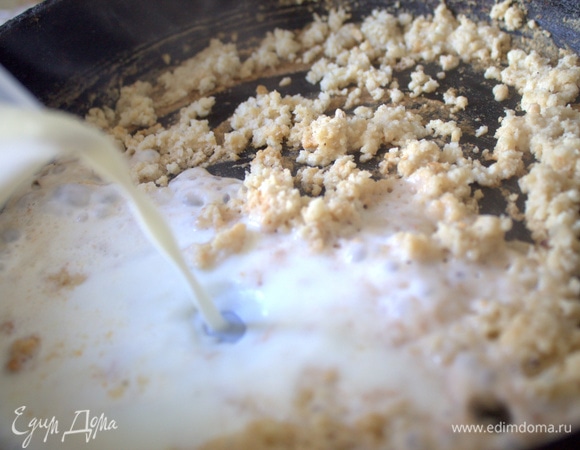 Влить молоко.