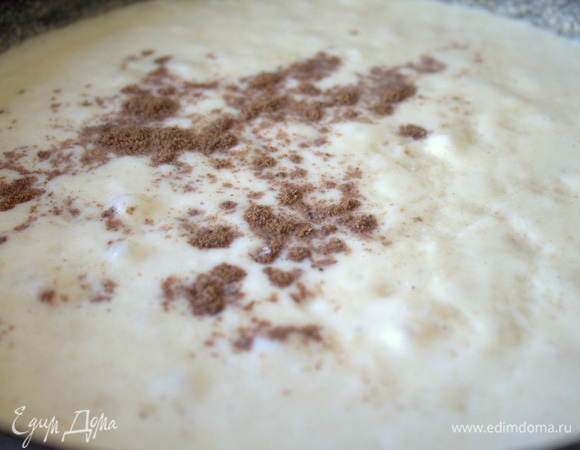 Держать на огне до загустения, затем всыпать мускатный орех и соль.