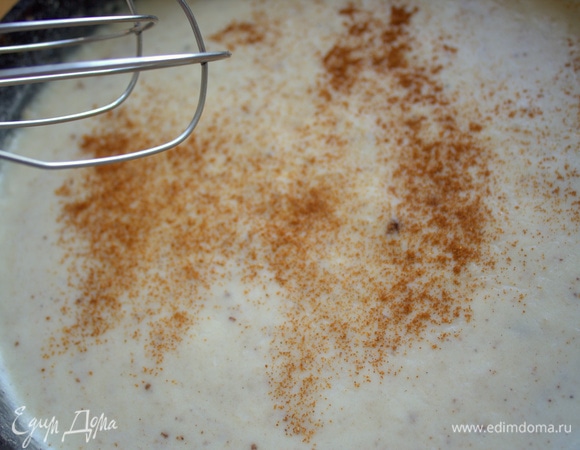 Всыпать сухую паприку. Можно взбить блендером.