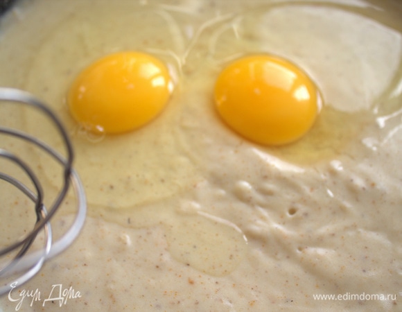 Дать чуть остыть и вбить яйца.