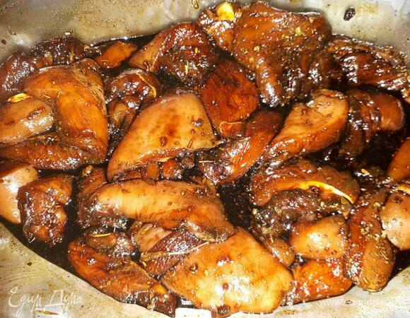 Смешайте соевый соус со специями и замаринуйте в нем курицу на полчаса. Можно разрезать каждую грудку на 2–3 части, а можно замариновать целиком.