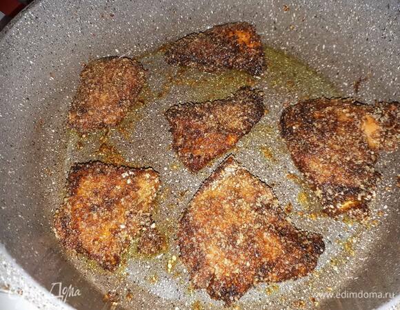 Разогрейте масло на сковородке. Обваляйте курицу в сухарях и обжарьте с одной стороны на сильном огне. Затем переверните, накройте крышкой, убавьте огонь и оставьте примерно на 2–3 минуты. Если готовите грудки целиком, то минут на 5.