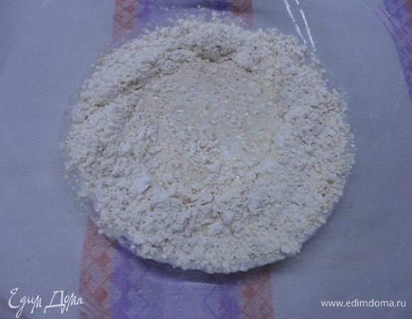 Дрожжи развести в теплом молоке и смешать с небольшим количеством муки. Оставить на 1 час. 
