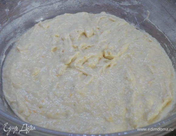 Муку смешать с сахаром, солью, цедрой апельсина. Из апельсина выжать 90 мл сока. В подошедшую опару добавить сок, цедру, яйцо, мягкое сливочное масло. Все перемешать и добавить сухие ингредиенты. Оставить еще на 1 час.