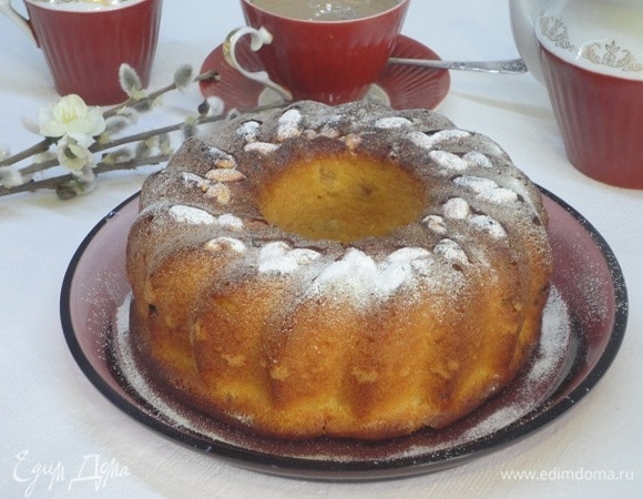 Выпекать при температуре 180°C 45–50 минут (ориентируйтесь по своей духовке). Остывший кекс посыпать сахарной пудрой.