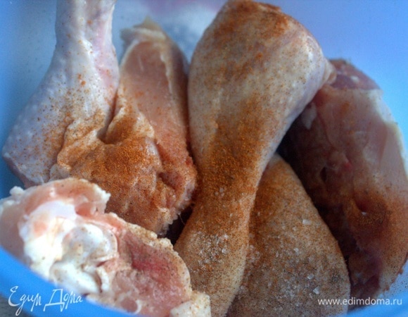 Куриные бедра разрезать пополам и замариновать в специях.