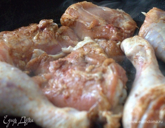 Сделать разрезы на коже и обжарить с двух сторон. 