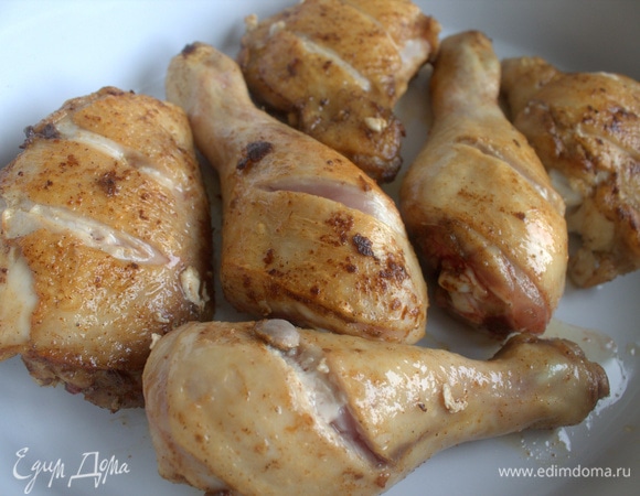 Перенести бедра в форму для запекания.