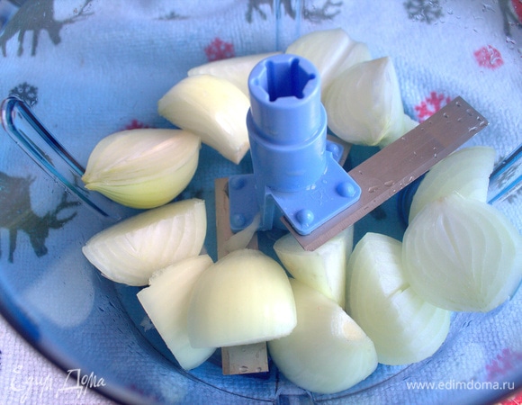 Лук измельчить любым способом.