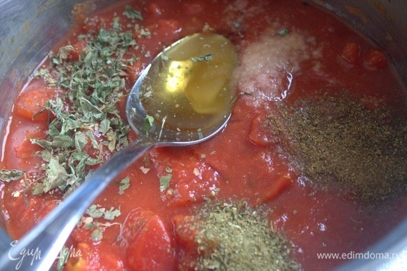 В кастрюлю перелить томаты, мед и добавить специи.