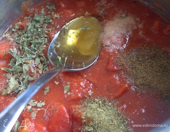 В кастрюлю перелить томаты, мед и добавить специи.
