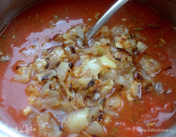 Добавить обжаренные лук и чеснок.