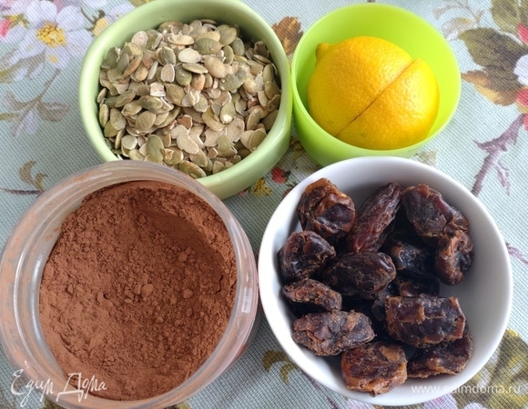 Финики промыть, обсушить, вынуть косточки, если есть.