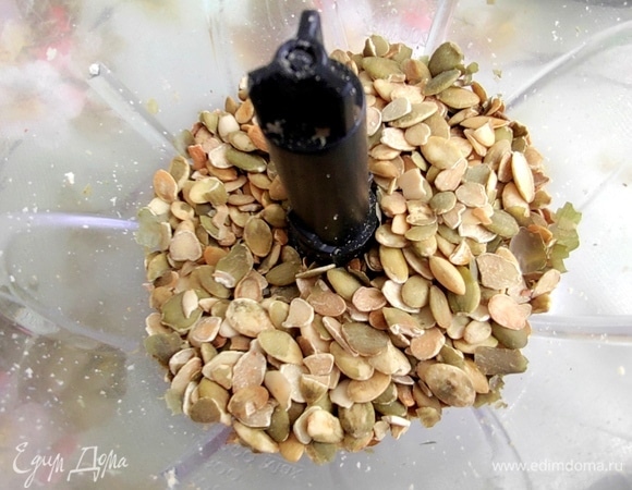 Тыквенные семечки заранее обжариваю всю пачку и так храню в коробке с плотной крышкой.