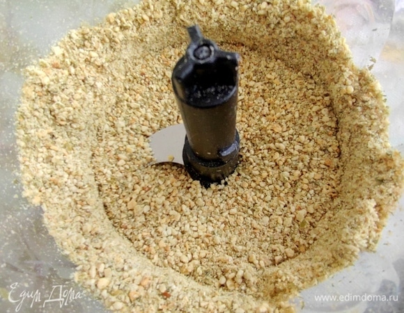 Измельчить семечки, необязательно в муку, а оставить крупкой.