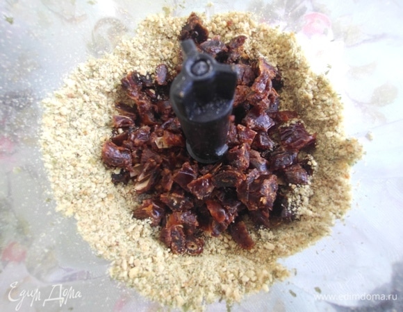 Нарезать к семечкам финики. Смолоть пару минут вместе.