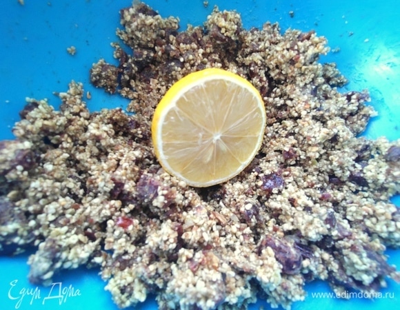 Выжать лимонный сок для связки и баланса сладости.