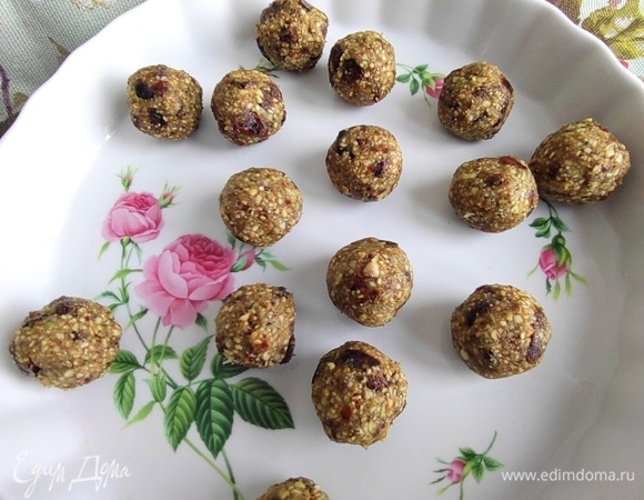 Скатать шарики размером с грецкий орех.