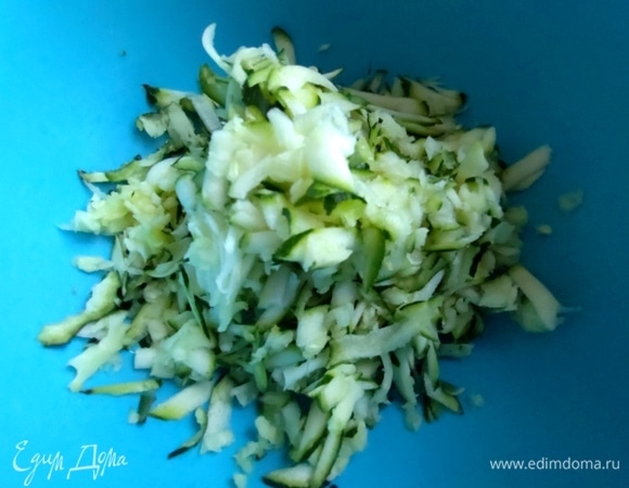 Цукини натереть, отжать, если много сока.