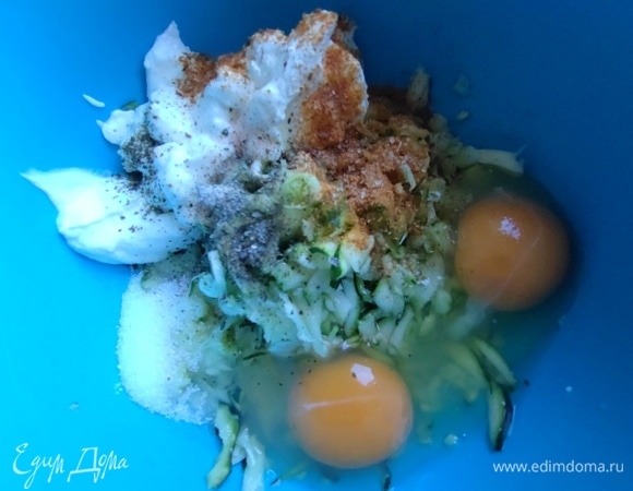 Добавить яйца, йогурт, специи.