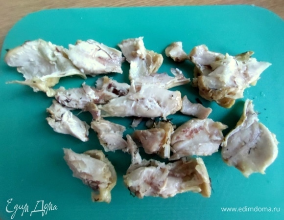 С жареной куриной ножки срезать мясо.