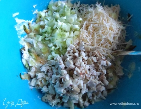 Курицу и лук нарезать мелко, пересыпать к основе.