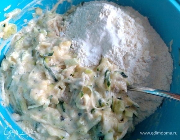 Всыпать муку с солью и содой. Тщательно смешать.