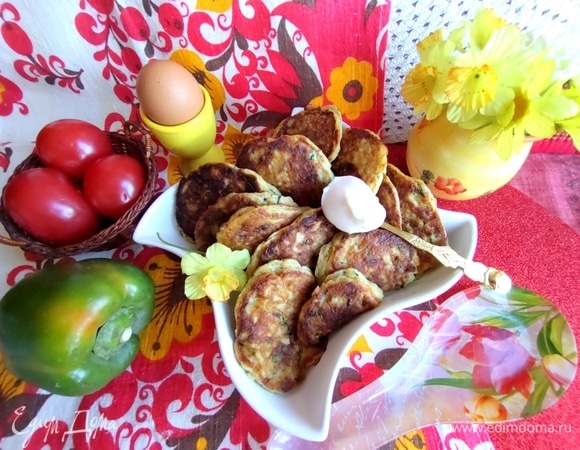 Подаем теплыми со сметаной.