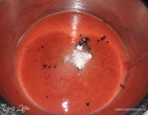 Добавьте сахар, ванильные зерна и доведите до кипения.