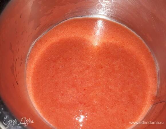 Пюрируйте клубнику и процедите через сито, чтобы избавиться от семечек.