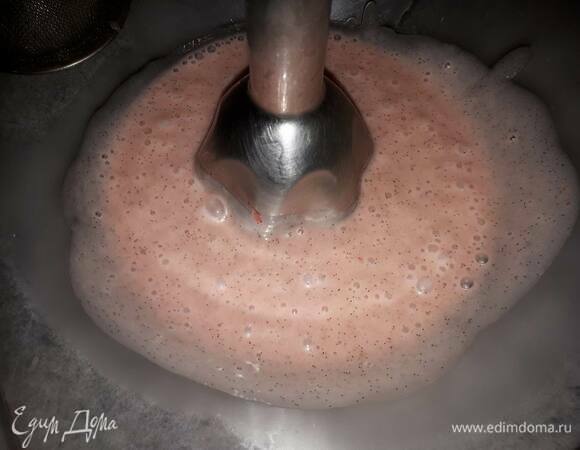 Влейте клубничное пюре в шоколад по частям, перемешивая каждый раз до однородности. Затем пробейте блендером.