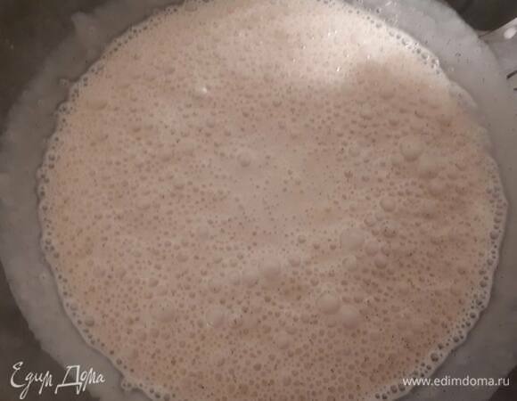 Влейте холодные сливки и пробейте блендером. Уберите в холодильник на ночь.