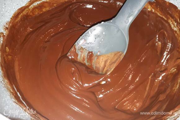 Влейте горячие сливки в шоколад по частям, каждый раз размешивая до однородности.
