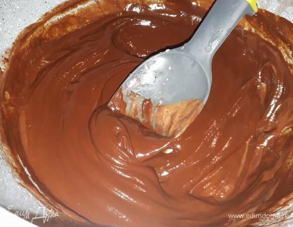 Влейте горячие сливки в шоколад по частям, каждый раз размешивая до однородности.