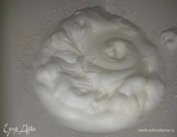 Для бисквита взбейте белки в пену.