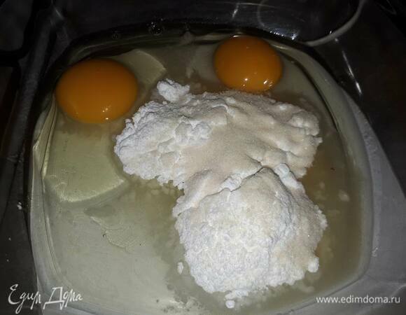 Взбейте яйца с сахарной пудрой.