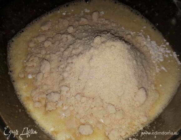 Добавьте к яйцам муку, миндаль и взбейте. Затем аккуратно вмешайте белки и вылейте тесто на противень. Придайте прямоугольную форму.