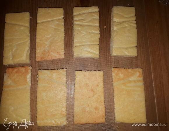 Готовый бисквит разрежьте на 16 прямоугольников и пропитайте ромом.