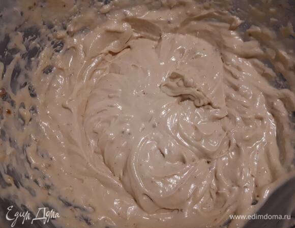 Взбейте клубничный ганаш, добавив загуститель.