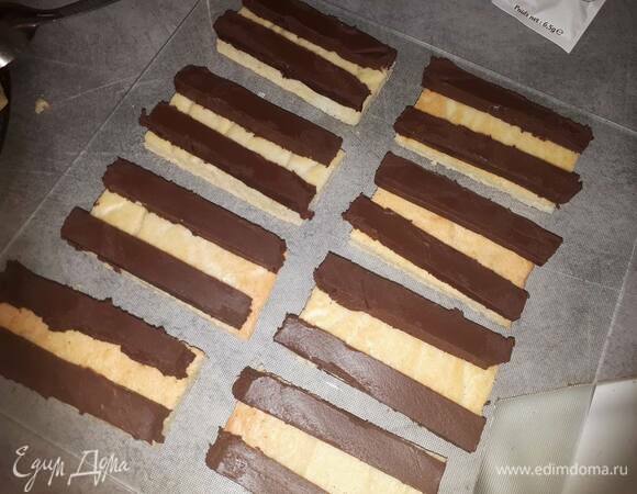 Вырежьте из черного ганаша 16 брусочков примерно 1 х 1 см. Если у вас останется еще ганаш, его прекрасно можно съесть с чаем :)